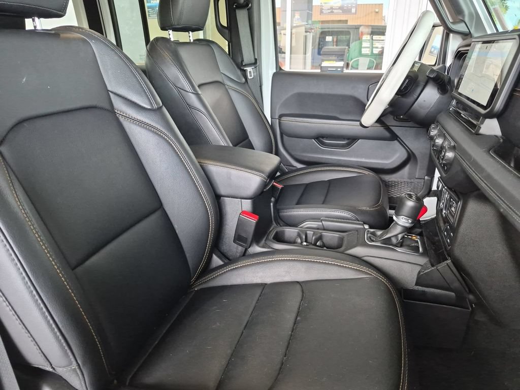 Used 2024 Jeep Wrangler Unlimited Sahara w/ Technology Group AWD/4WD image 18