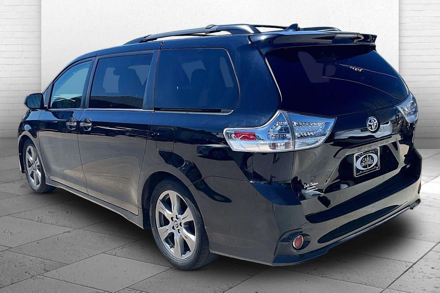 Used 2018 Toyota Sienna SE Premium w/ Carpet Mat Package FWD image 4