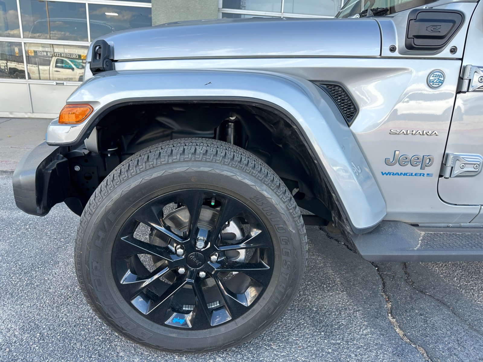 Used 2023 Jeep Wrangler Unlimited Sahara AWD/4WD image 9