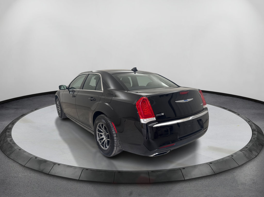 Used 2018 Chrysler 300 Touring RWD image 8