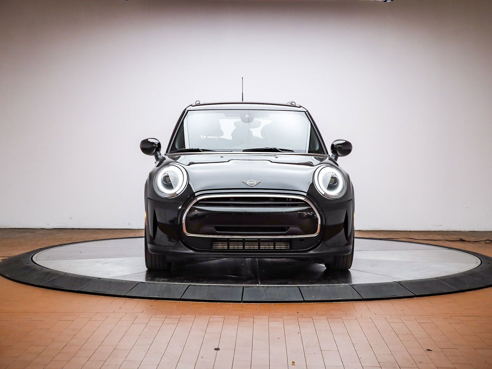 Used 2024 MINI Cooper 4-Door Hardtop w/ Signature Upholstery Package image 7