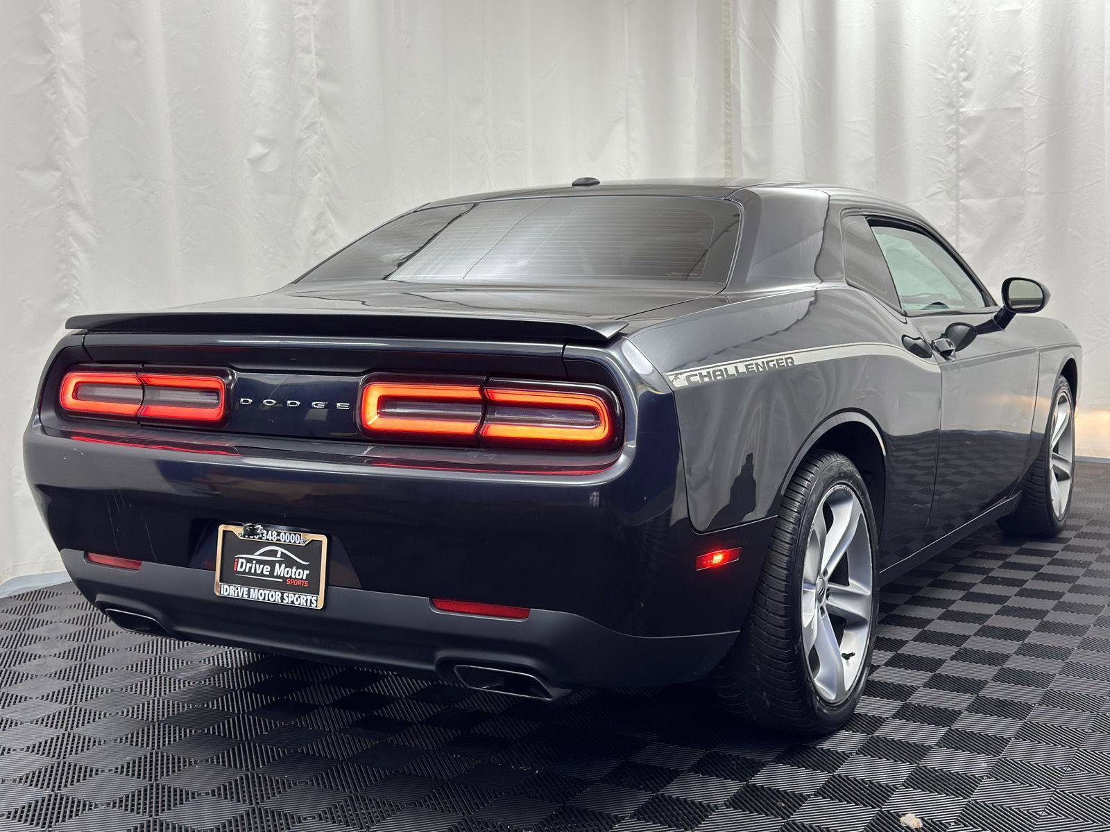 Used 2017 Dodge Challenger R/T image 9