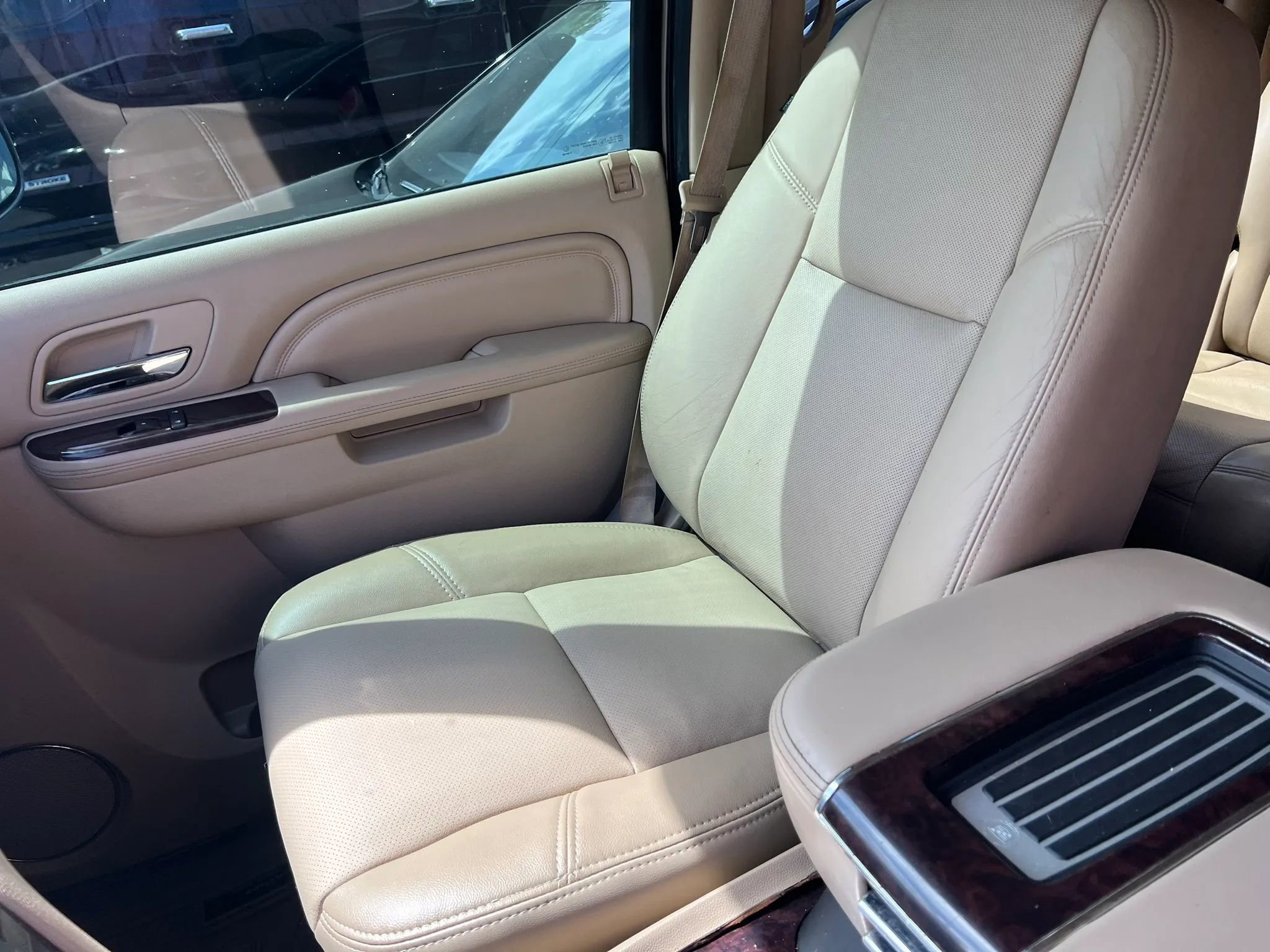 Used 2014 Cadillac Escalade ESV Luxury AWD/4WD image 26