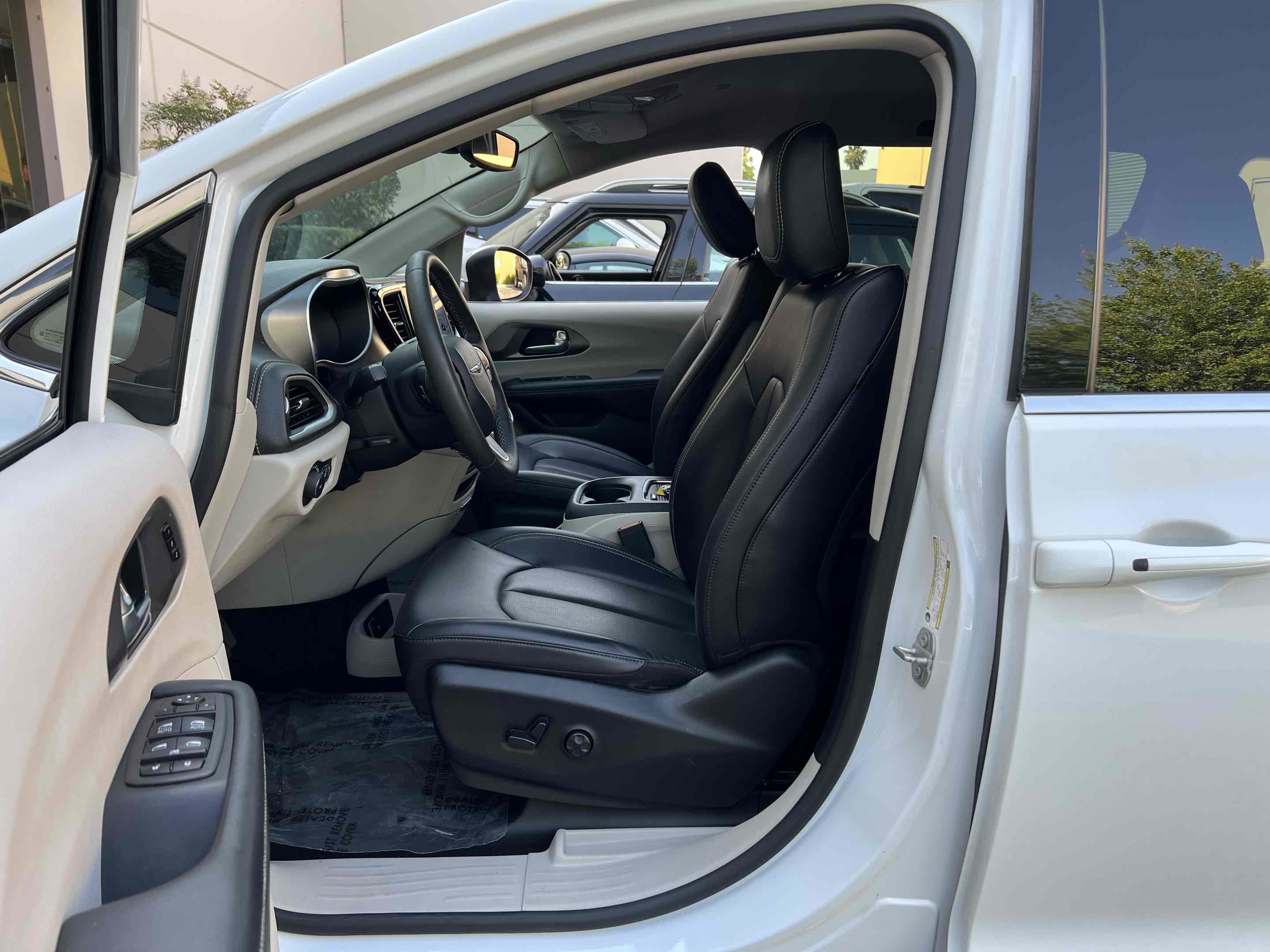 Used 2023 Chrysler Pacifica Touring-L FWD image 4