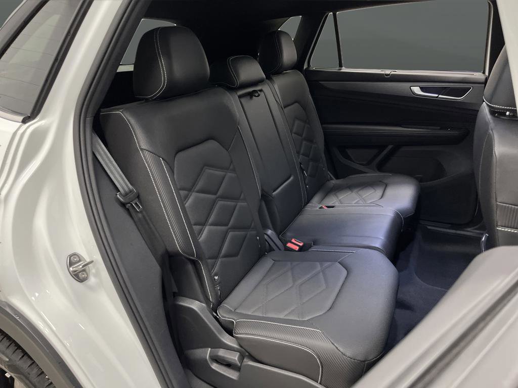 Certified 2025 Volkswagen Atlas Cross Sport SE w/ Panoramic Sunroof Package image 30