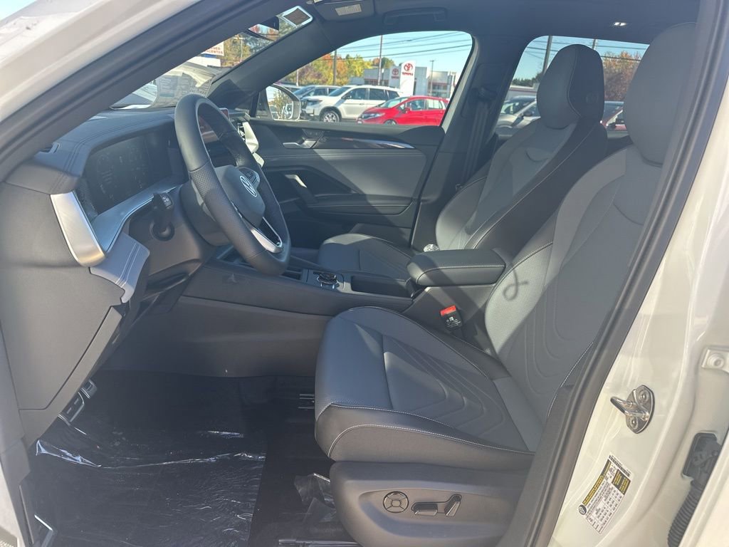 New 2025 Volkswagen Tiguan SE R-Line image 10