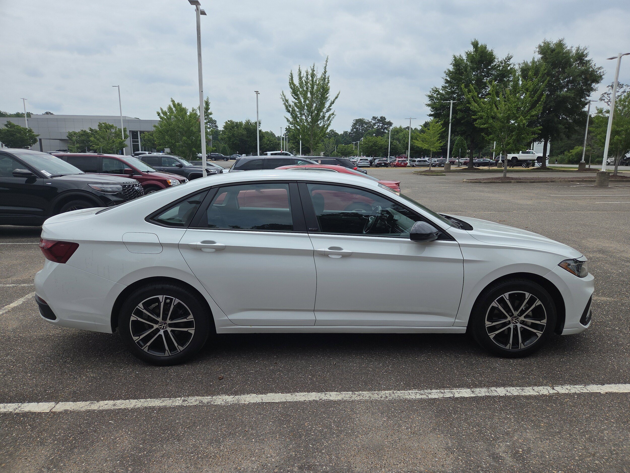 Used 2025 Volkswagen Jetta Sport FWD image 2