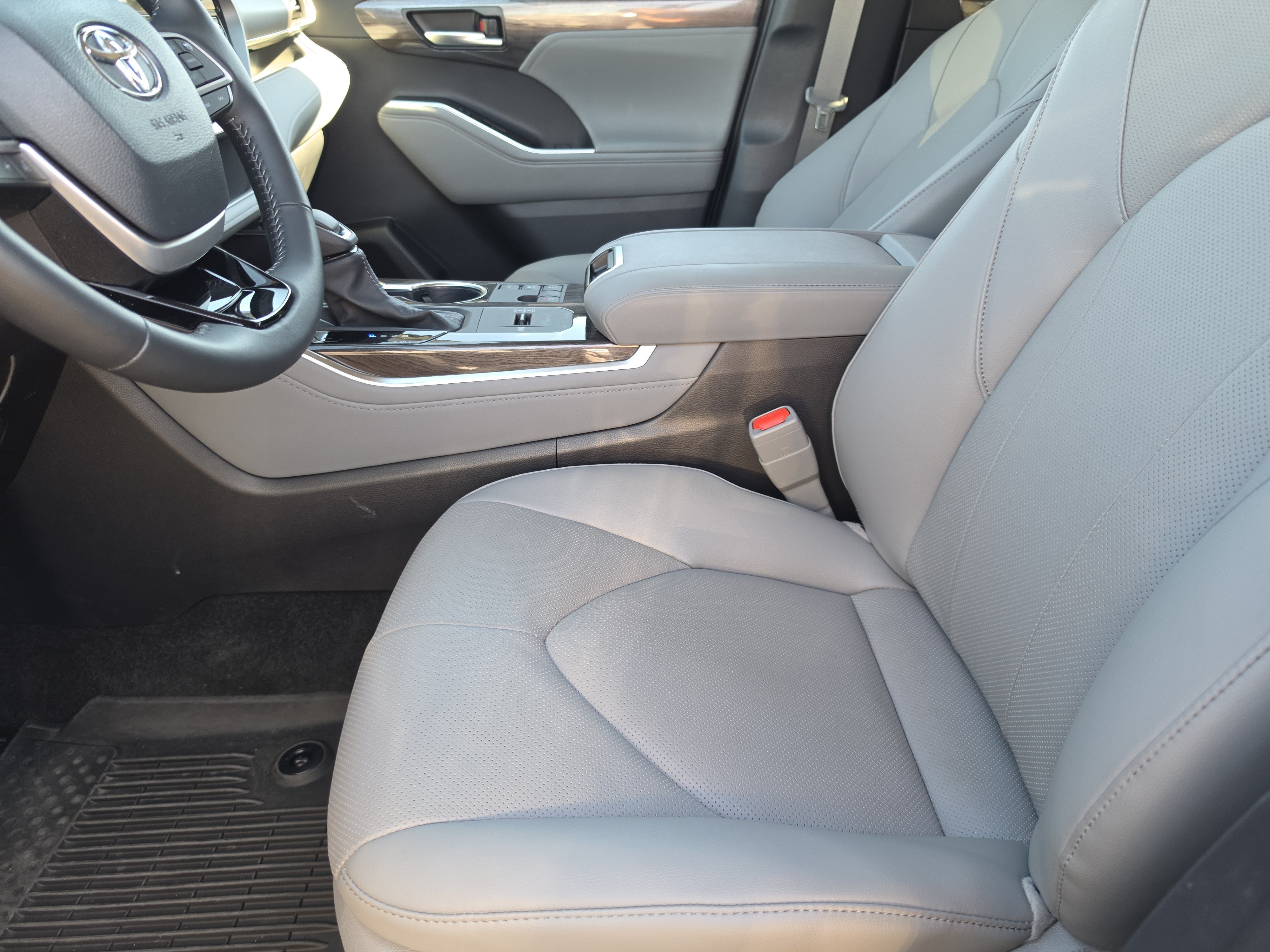 Certified 2026 Toyota Highlander Limited AWD/4WD image 9