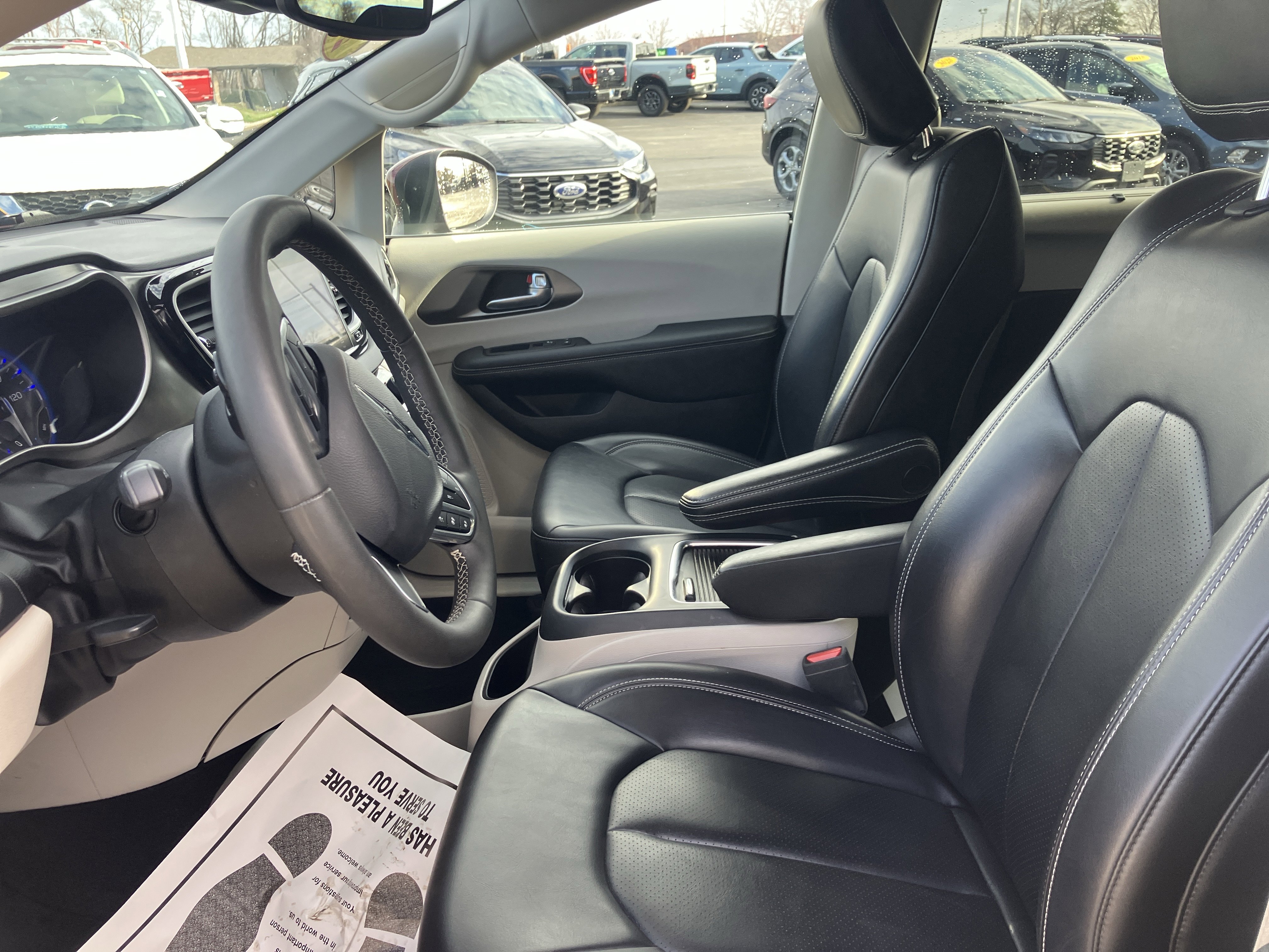 Used 2023 Chrysler Pacifica Touring-L image 25