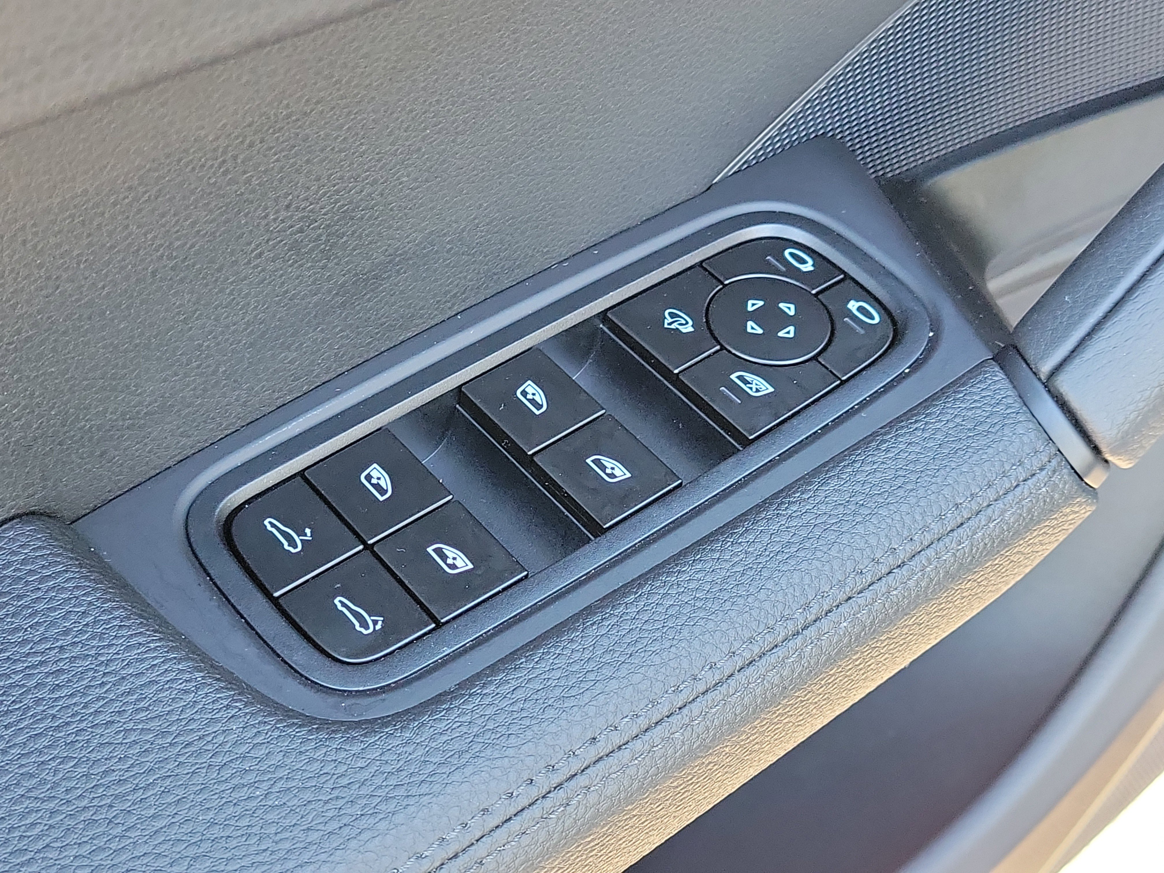 Used 2024 Porsche Cayenne Coupe image 19