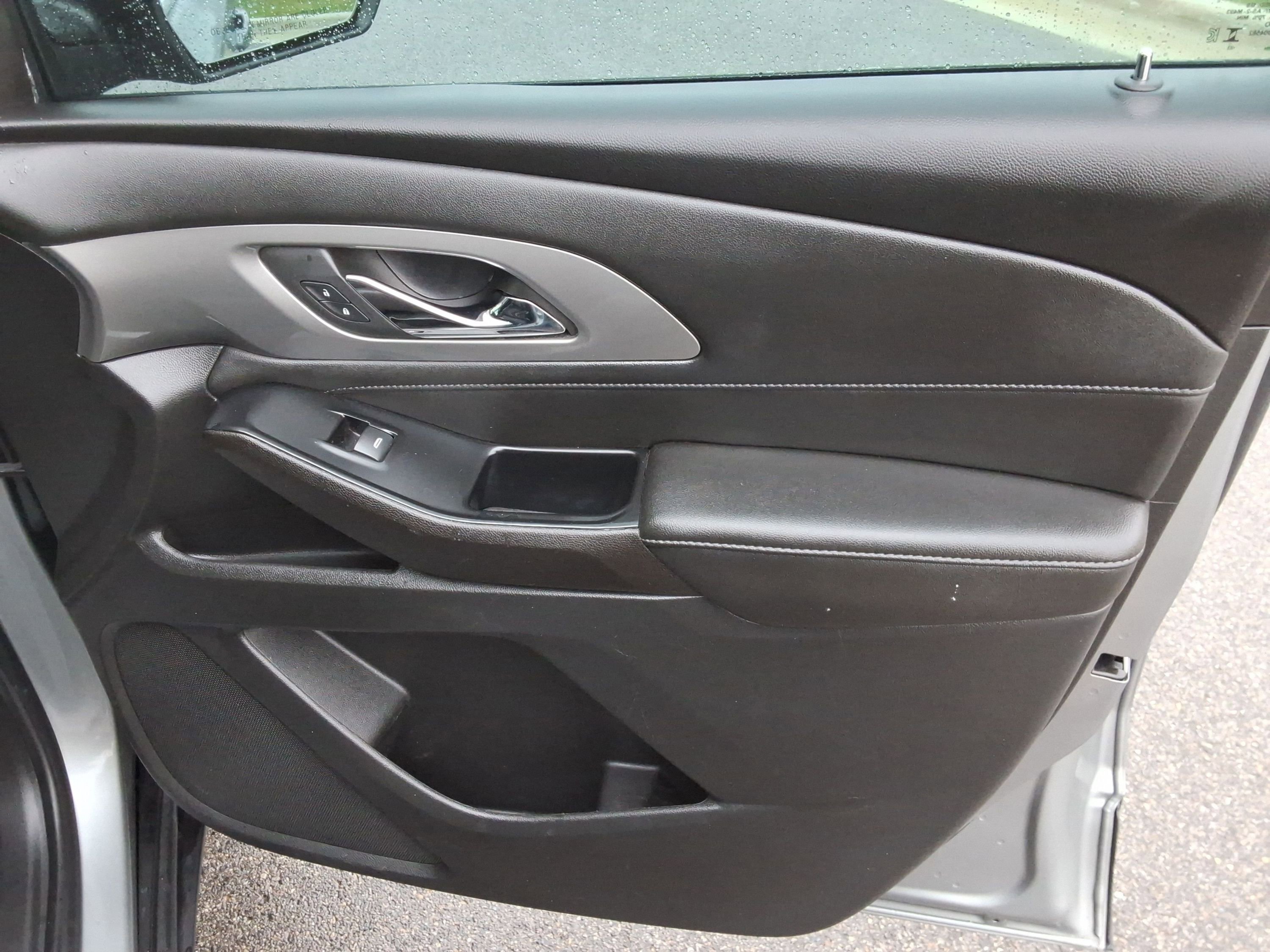 Used 2023 Chevrolet Traverse LT image 24