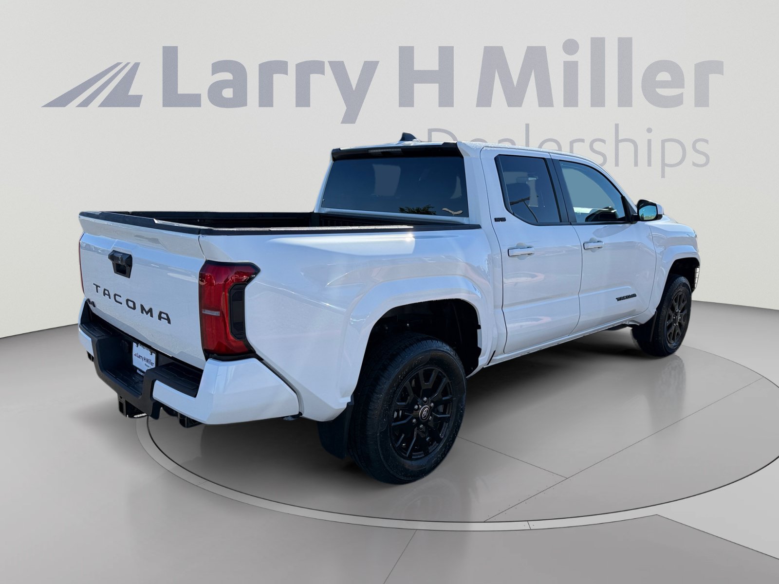 Used 2024 Toyota Tacoma SR5 AWD/4WD image 5