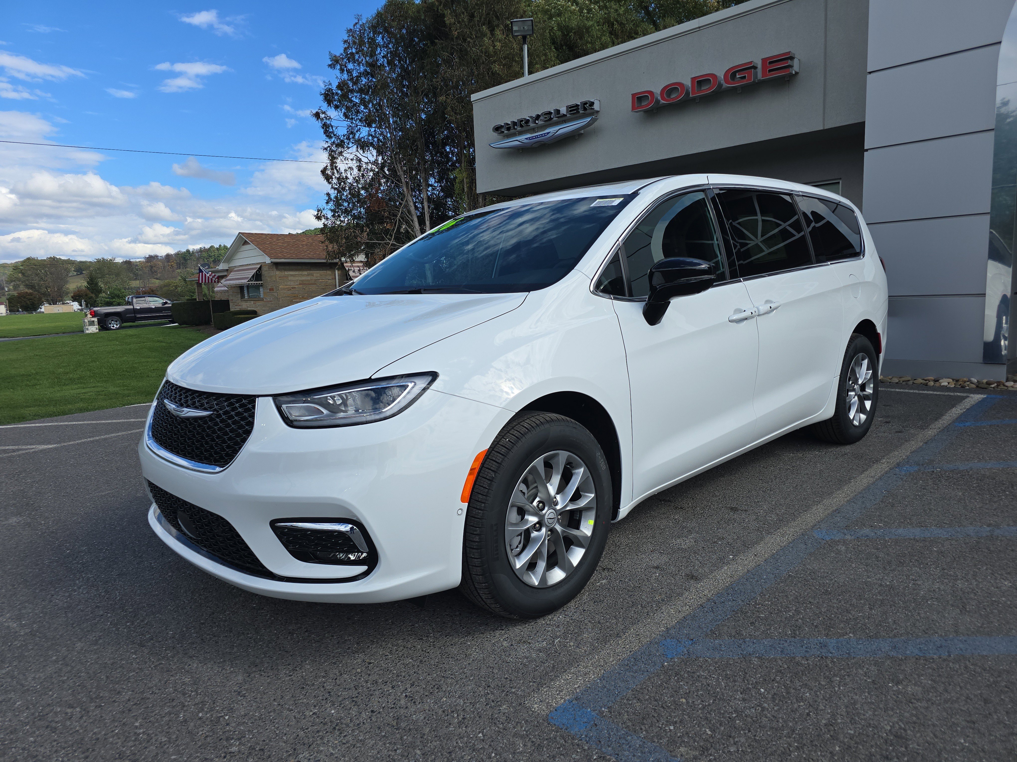 New 2026 Chrysler Pacifica Select image 8