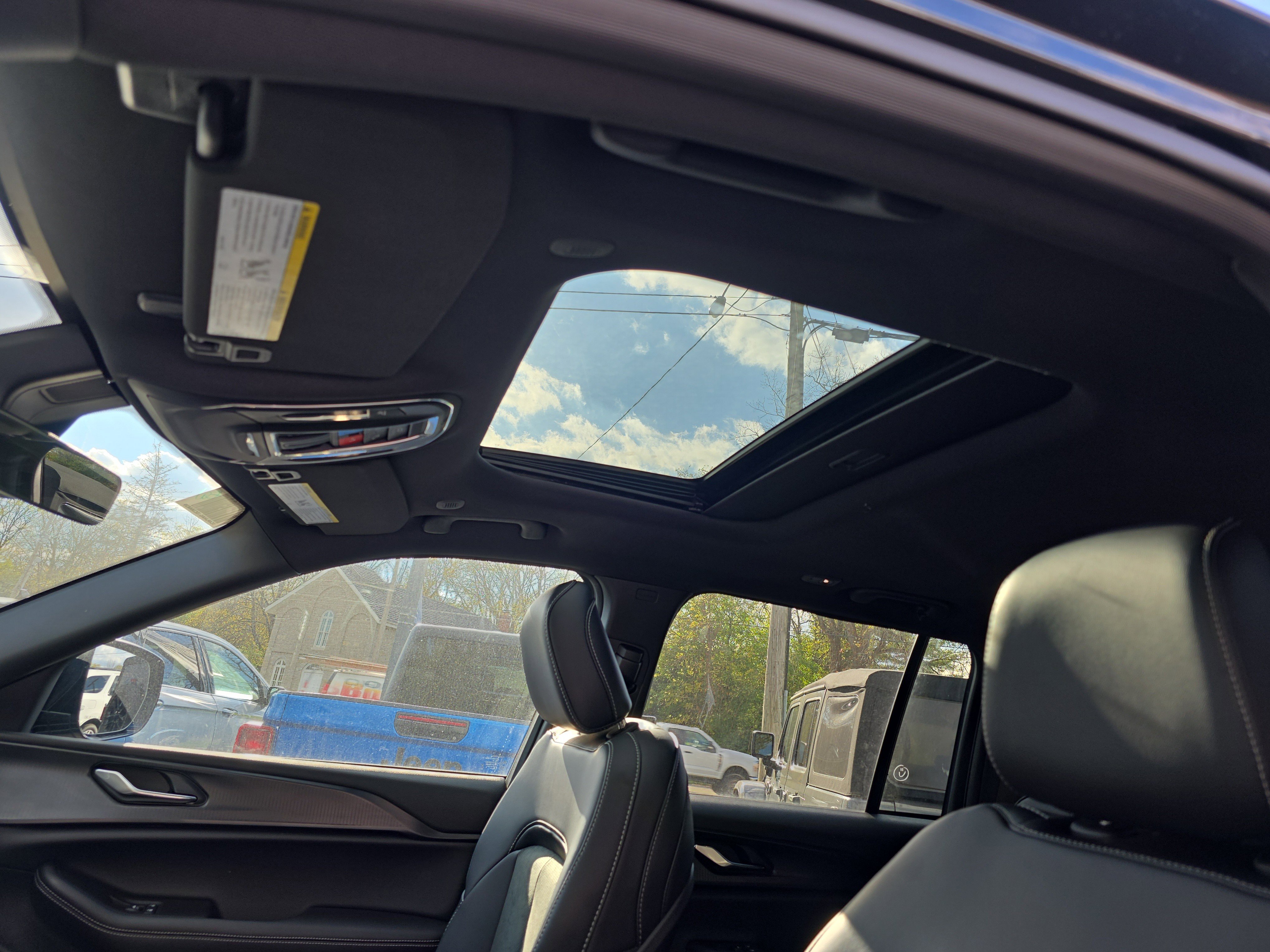 New 2025 Jeep Grand Cherokee Altitude image 4