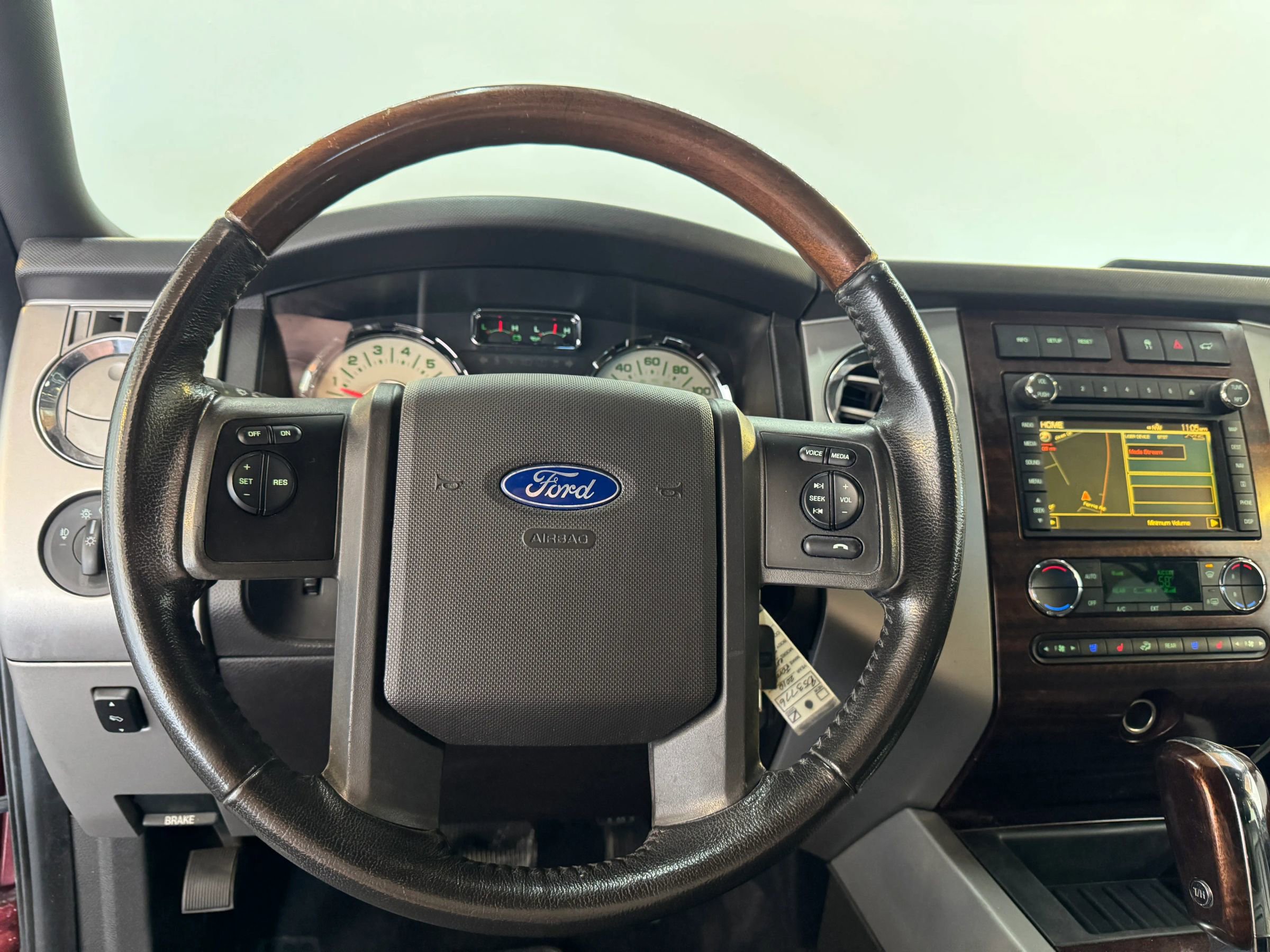 Used 2010 Ford Expedition Limited image 16