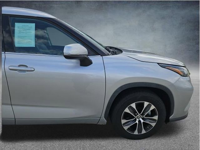 Used 2022 Toyota Highlander XLE FWD image 16