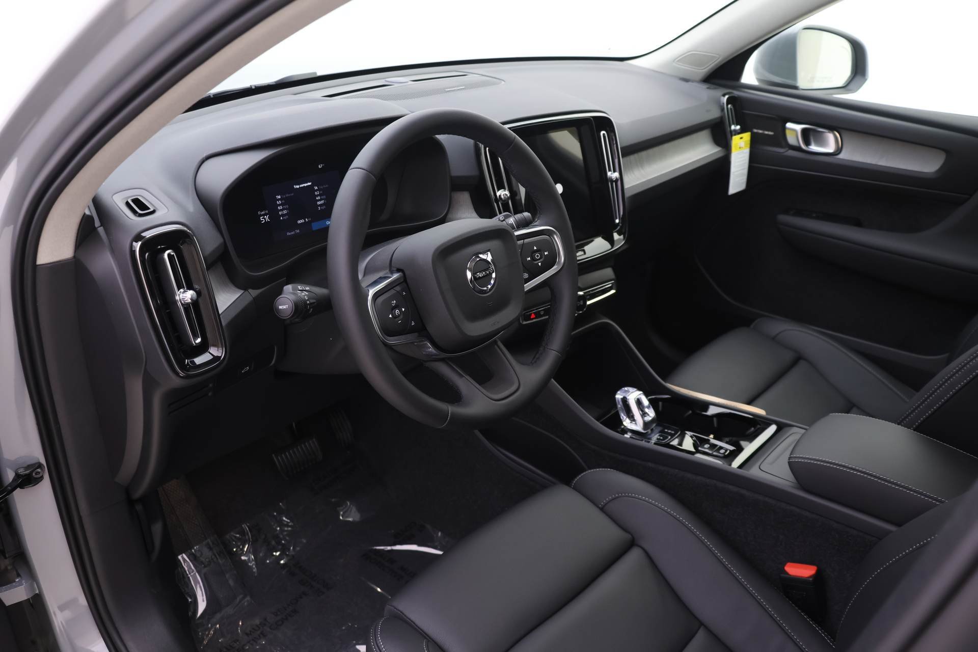 New 2025 Volvo XC40 B5 Ultra w/ Protection Package Premier AWD/4WD image 6