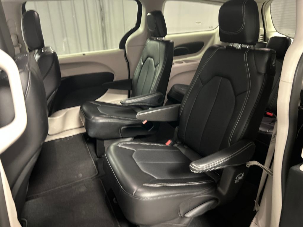 Used 2024 Chrysler Pacifica Touring-L FWD image 23