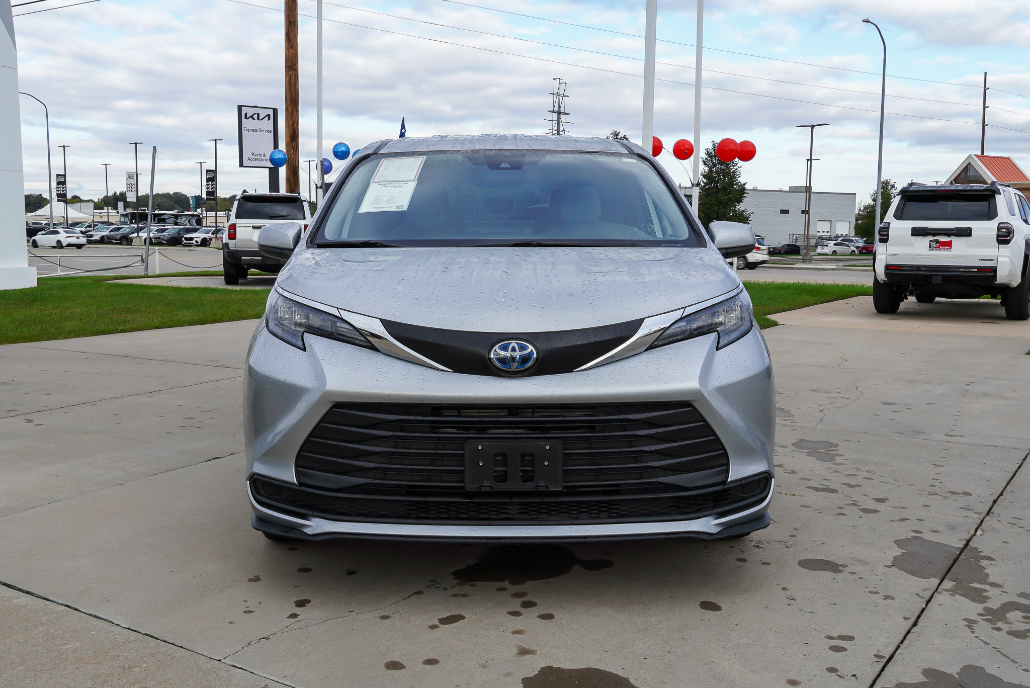 Certified 2025 Toyota Sienna LE AWD/4WD image 3