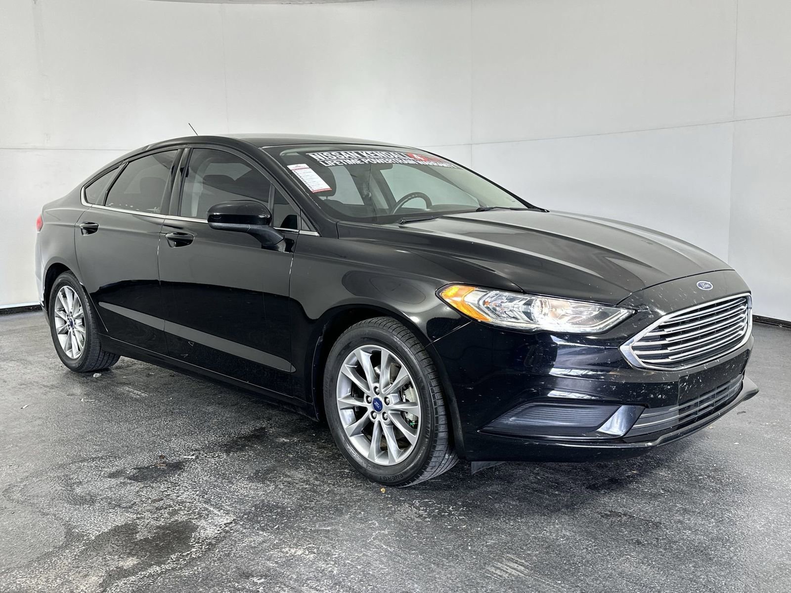 Used 2017 Ford Fusion SE w/ Fusion SE Technology Package image 2