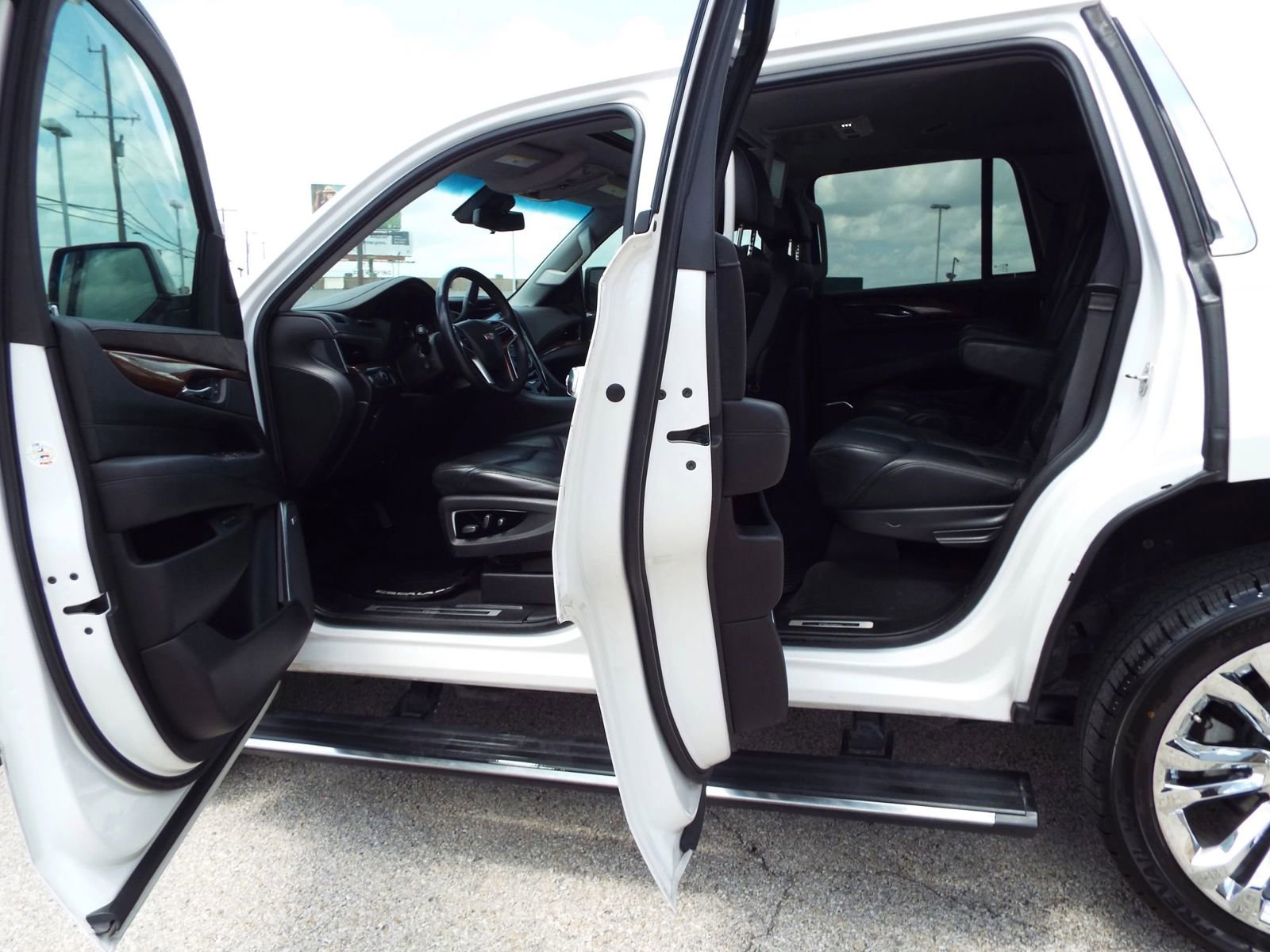Used 2017 Cadillac Escalade Premium Luxury w/ LPO, Radiant Package RWD image 25