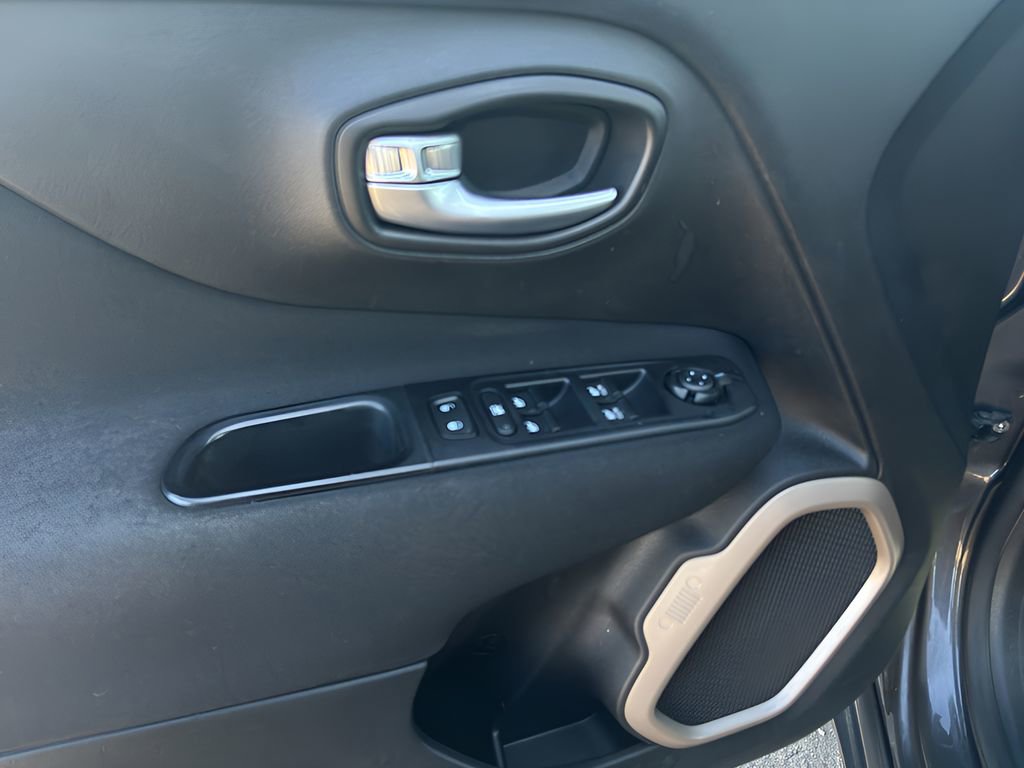 Used 2017 Jeep Renegade Latitude FWD image 22