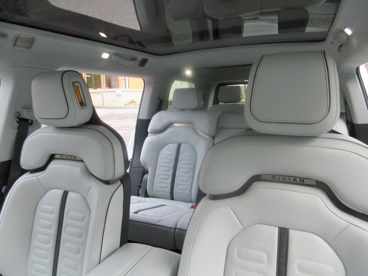 Used 2023 Rivian R1S Launch Edition image 16