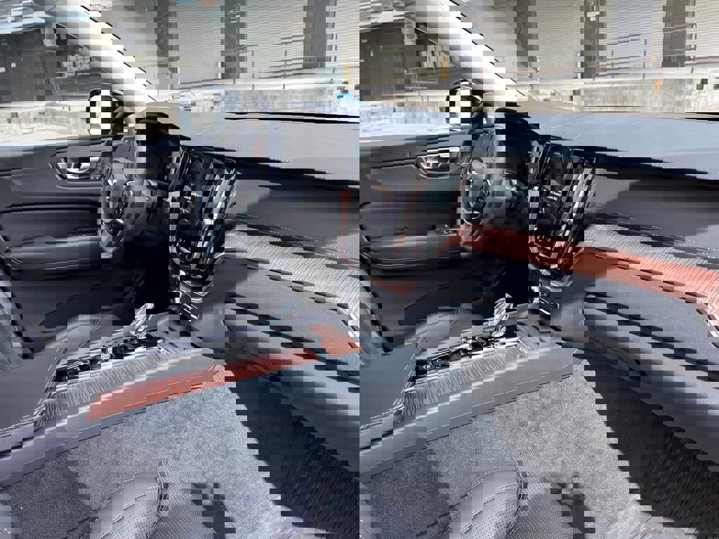 Certified 2024 Volvo XC60 T8 Ultimate w/ Protection Package Premier image 25