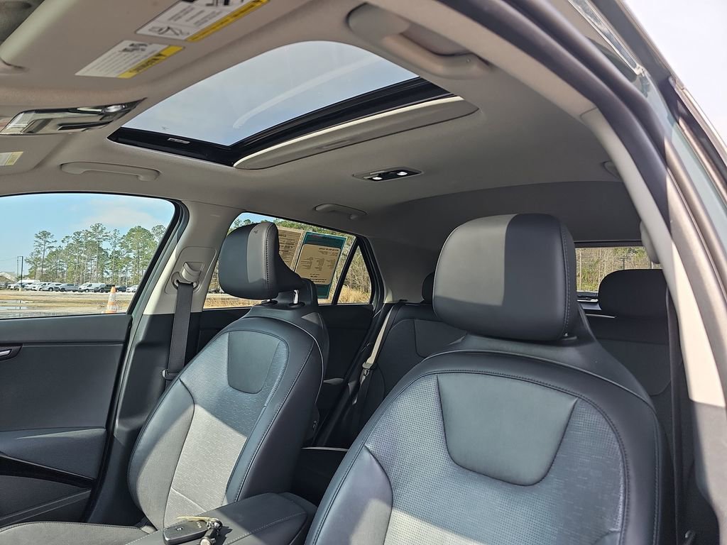 Used 2023 Kia Niro SX Touring image 34