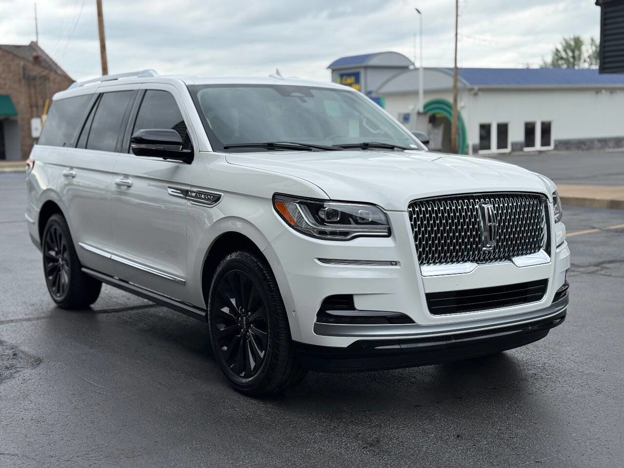 Used 2022 Lincoln Navigator Reserve image 3