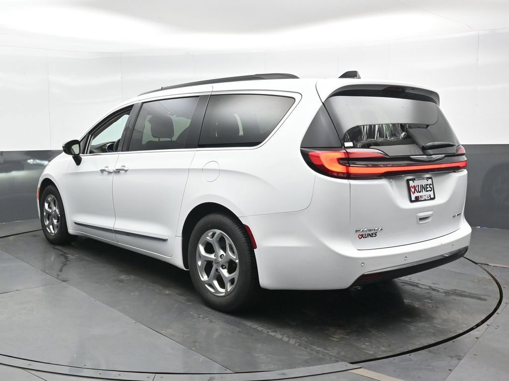 Used 2023 Chrysler Pacifica Limited FWD image 11