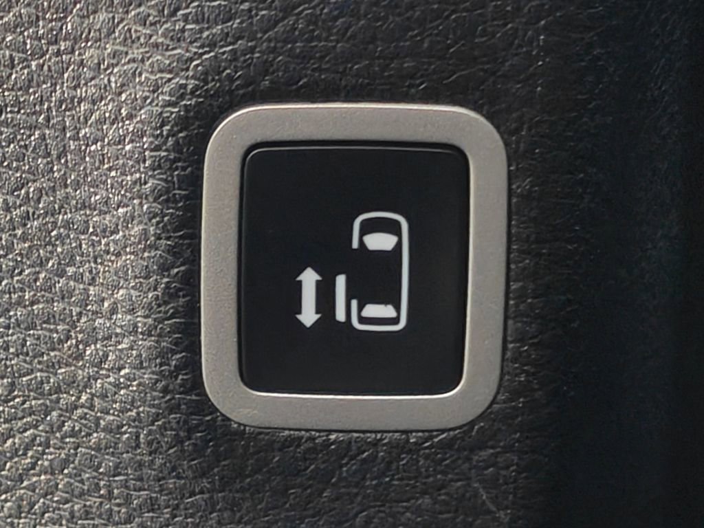 Used 2025 Chrysler Pacifica Select image 55