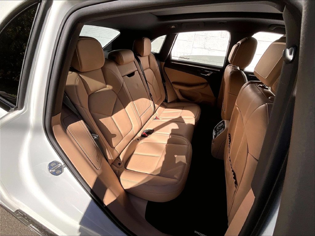 Certified 2023 Porsche Macan AWD/4WD image 21