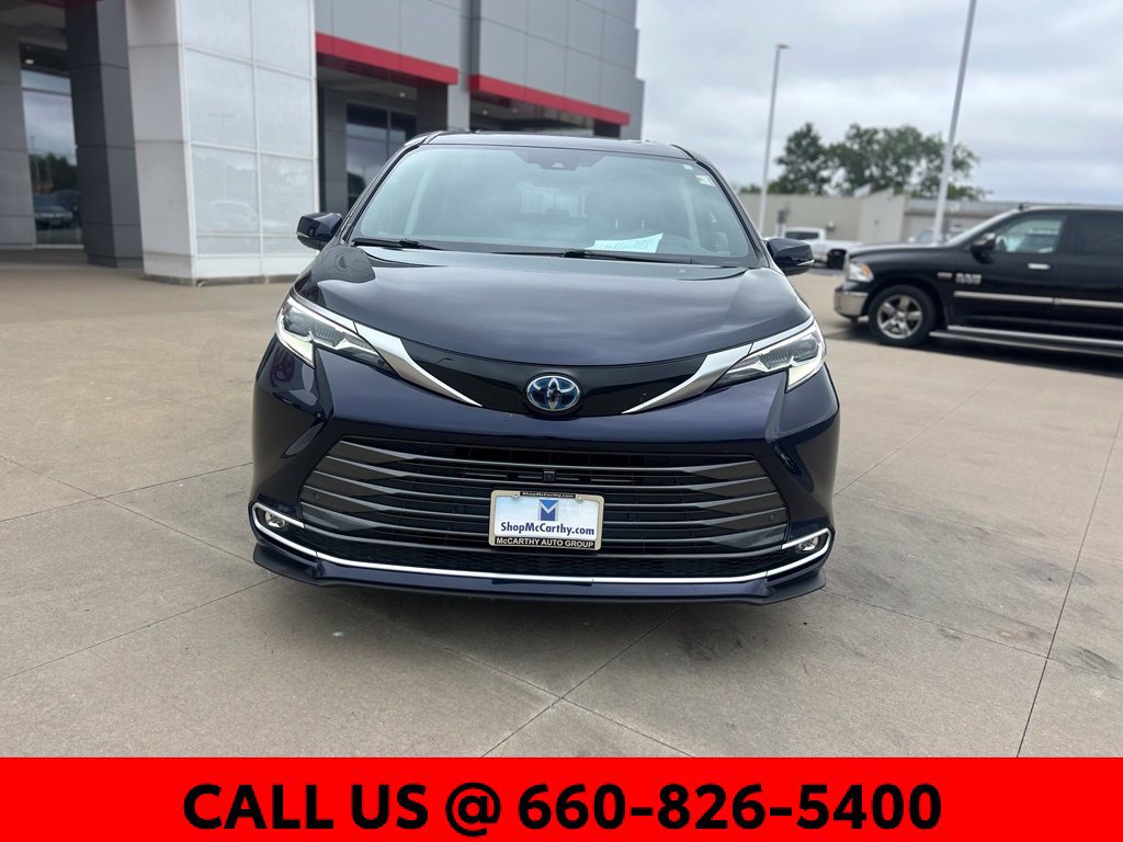 Used 2023 Toyota Sienna Platinum AWD/4WD image 3
