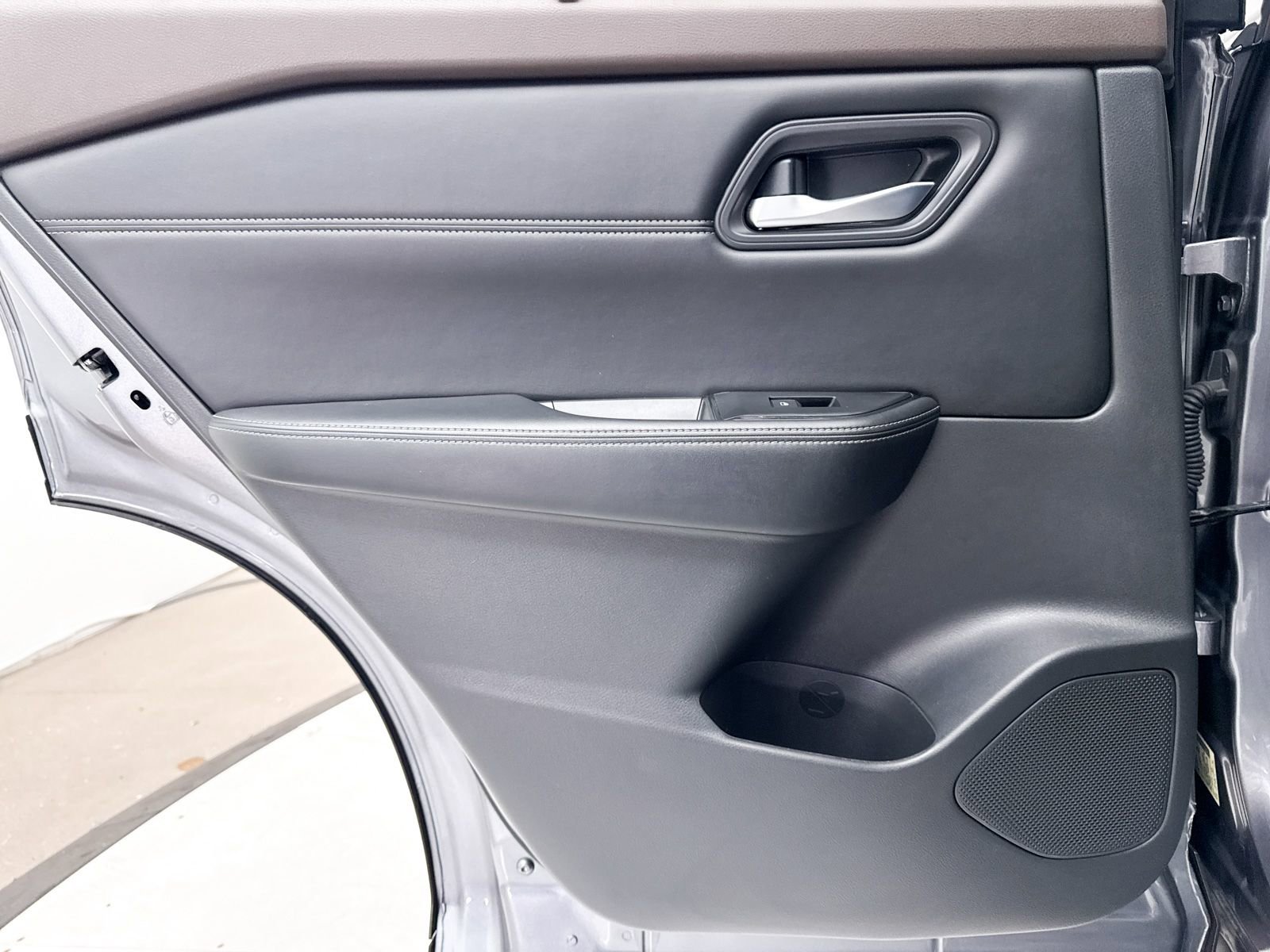 Used 2022 Nissan Rogue SV w/ SV Premium Package image 32