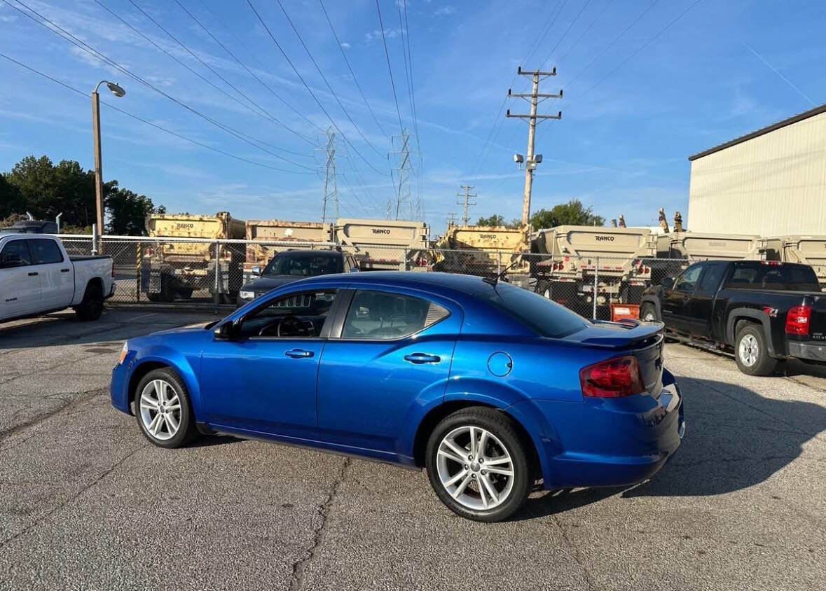 Used 2013 Dodge Avenger SE image 3