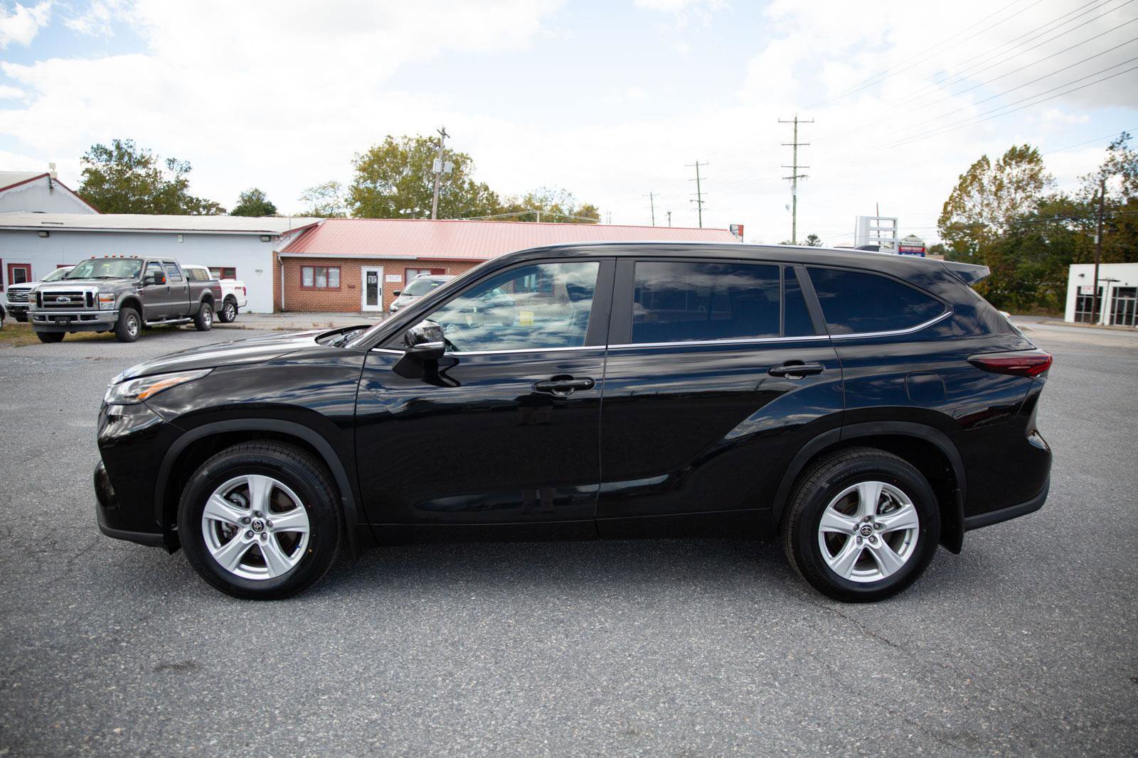 Used 2024 Toyota Highlander LE image 6