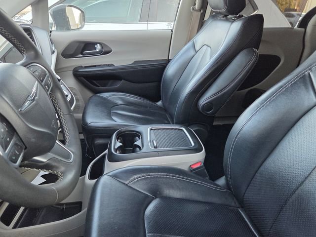 Used 2022 Chrysler Pacifica Touring-L image 10
