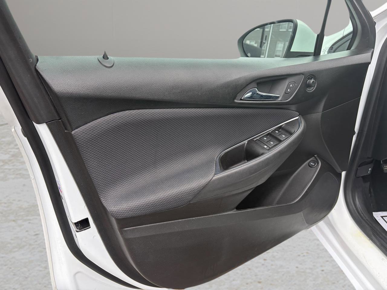 Used 2018 Chevrolet Cruze LT w/ Convenience Package FWD image 9