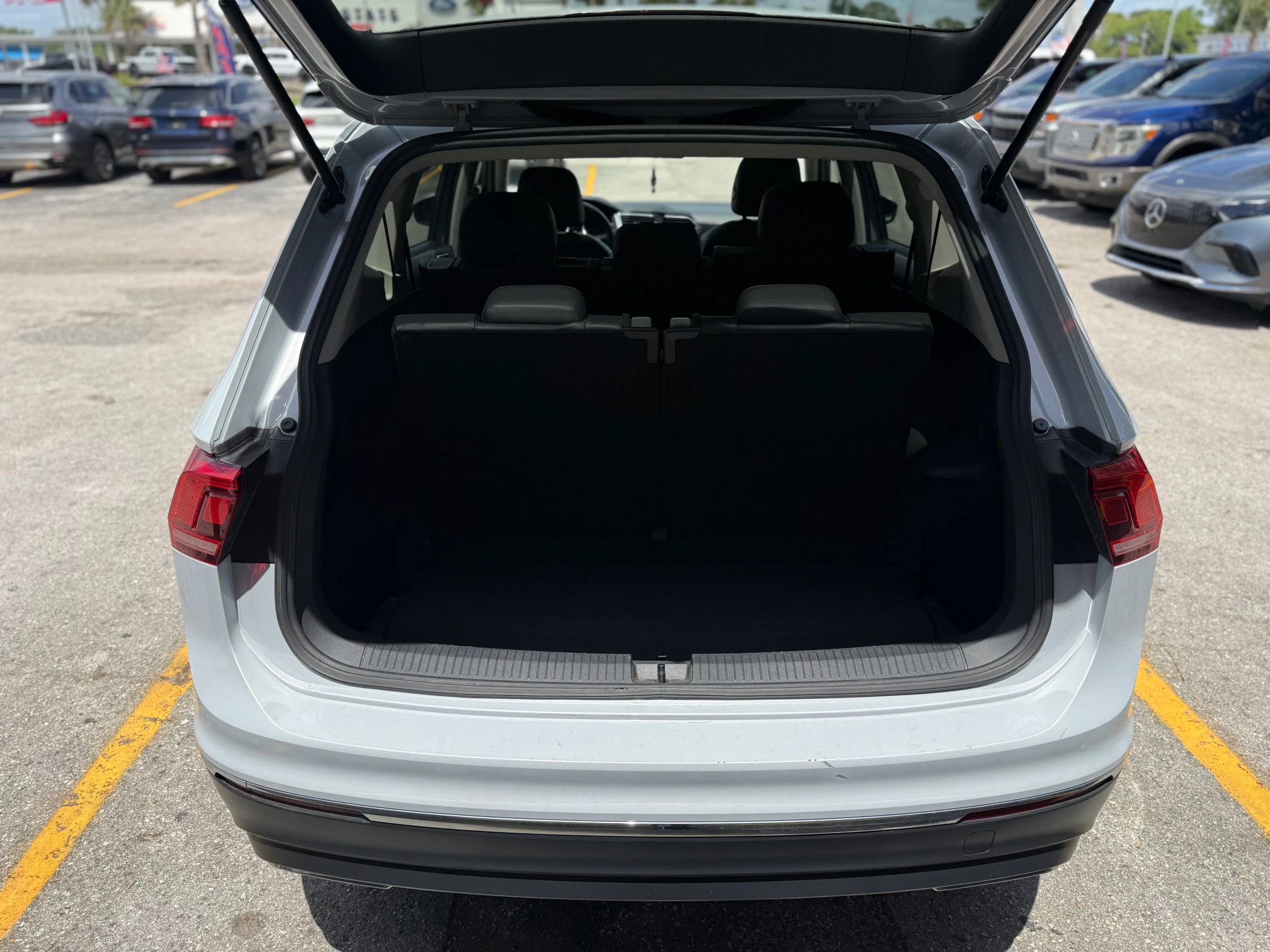 Used 2018 Volkswagen Tiguan SE w/ Panoramic Sunroof Package FWD image 7