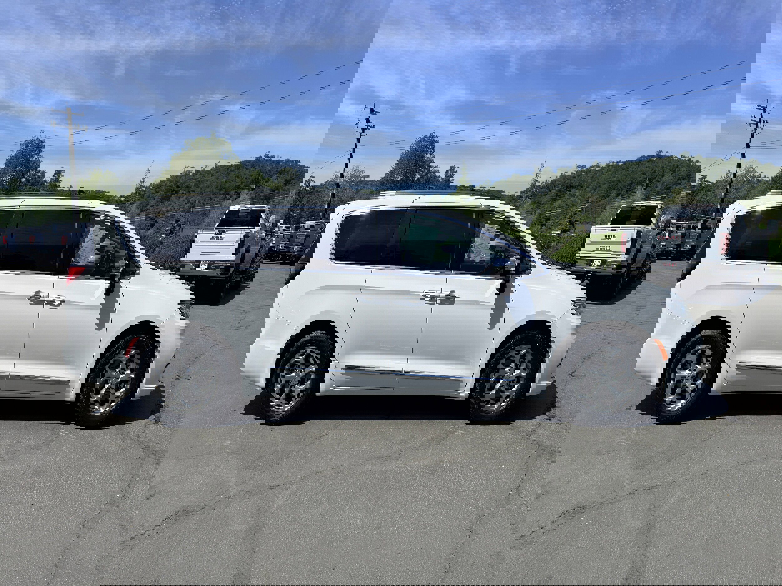 Used 2023 Chrysler Pacifica Limited image 5