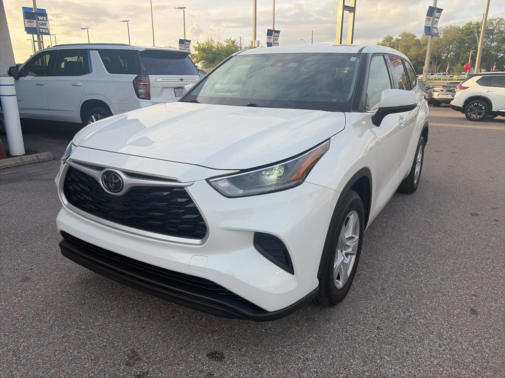 Used 2021 Toyota Highlander L image 4