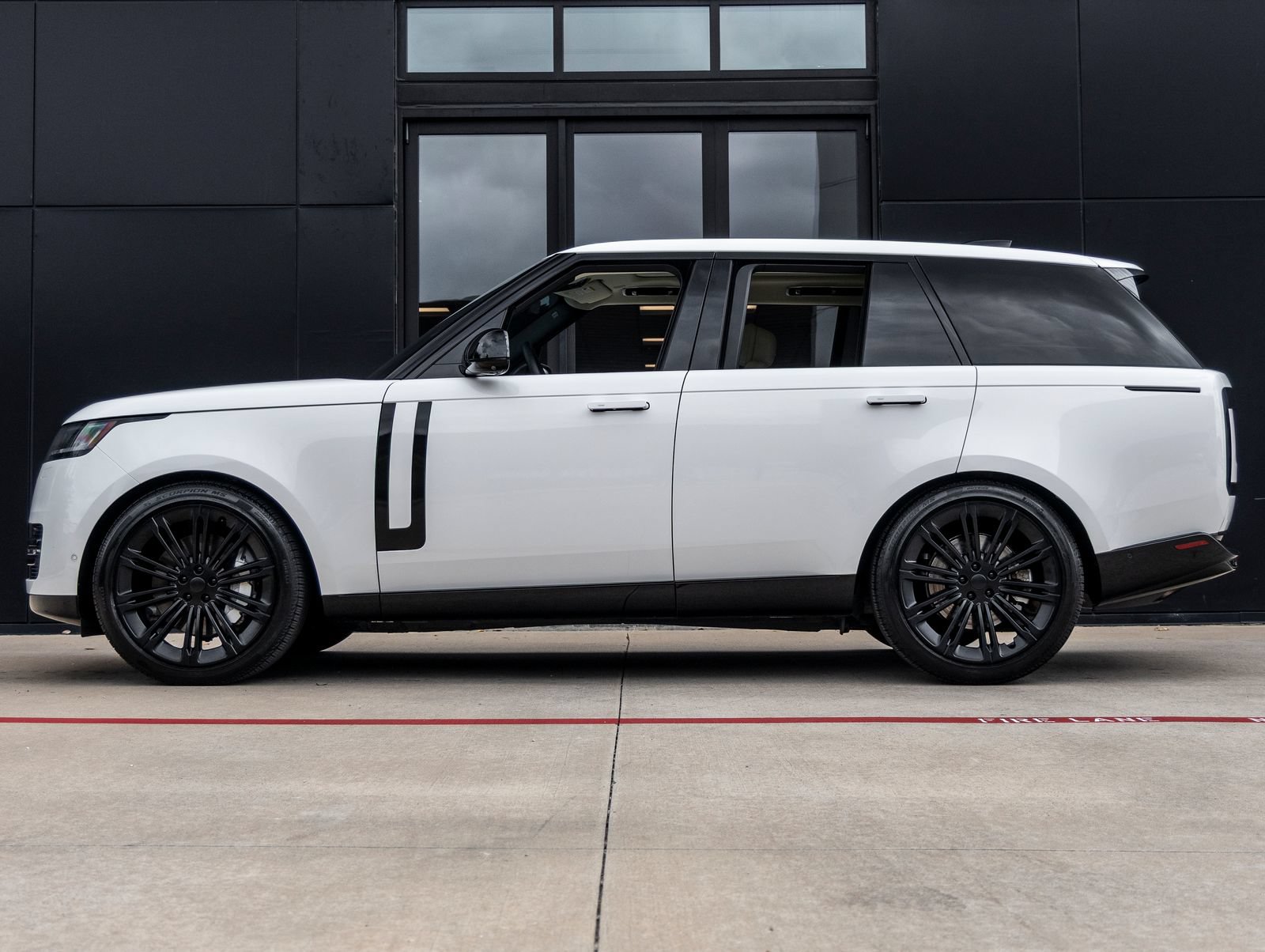 Used 2025 Land Rover Range Rover SE AWD/4WD image 9