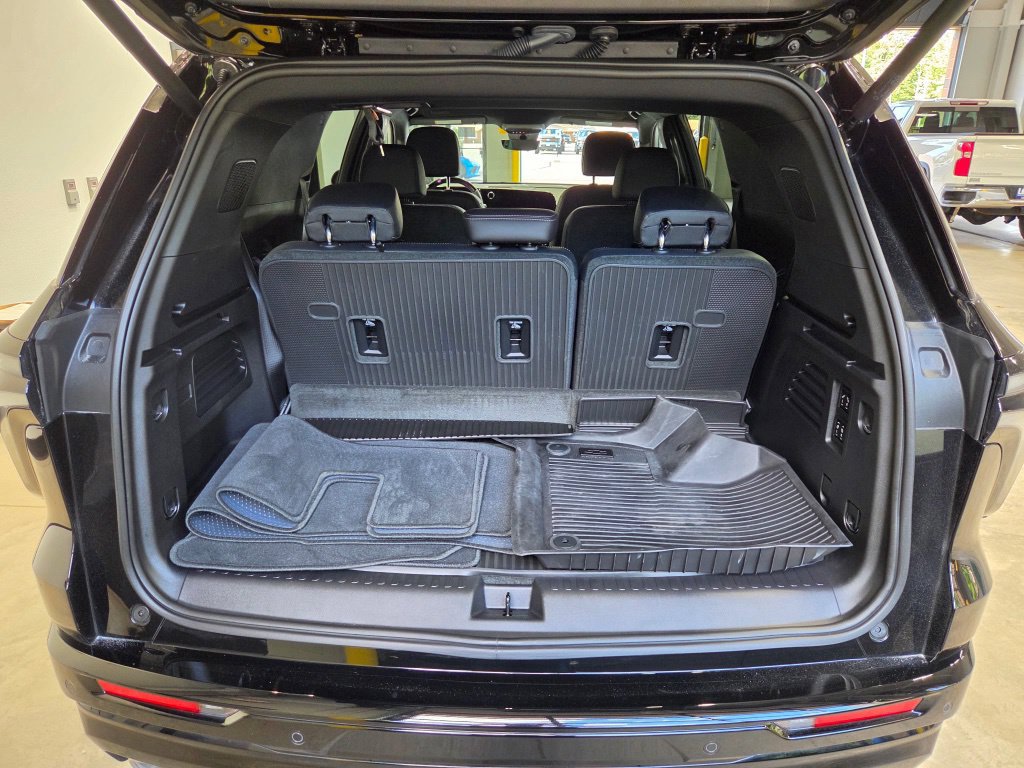 Used 2026 Chevrolet Traverse High Country w/ LPO, Floor Liner Package AWD/4WD image 11
