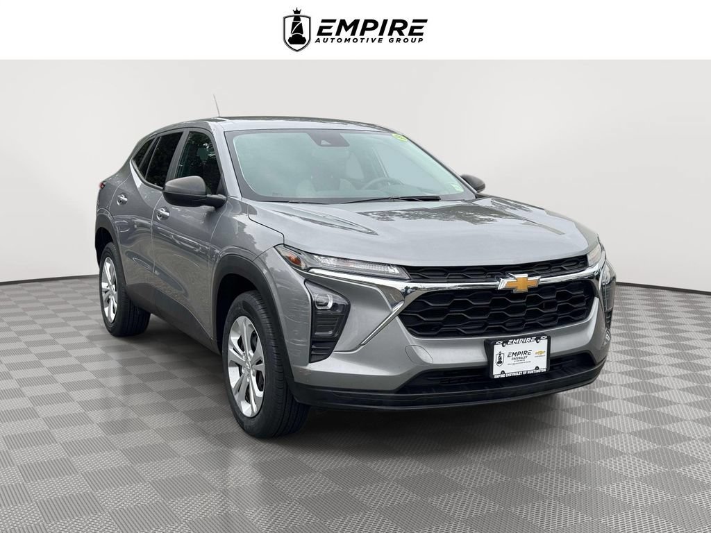 Used 2024 Chevrolet Trax LS w/ Driver Confidence Package FWD image 1