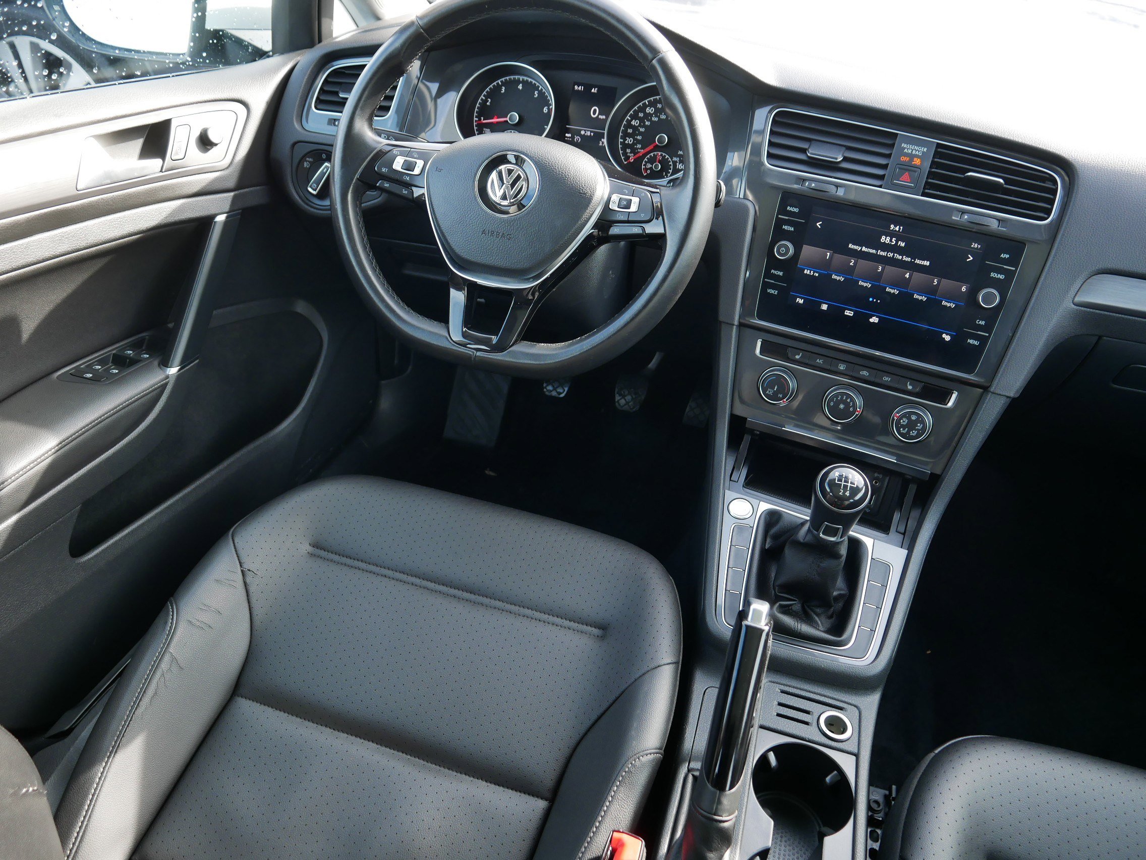 Used 2018 Volkswagen Golf SE image 9