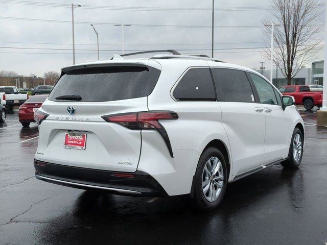 Used 2025 Toyota Sienna Limited image 5