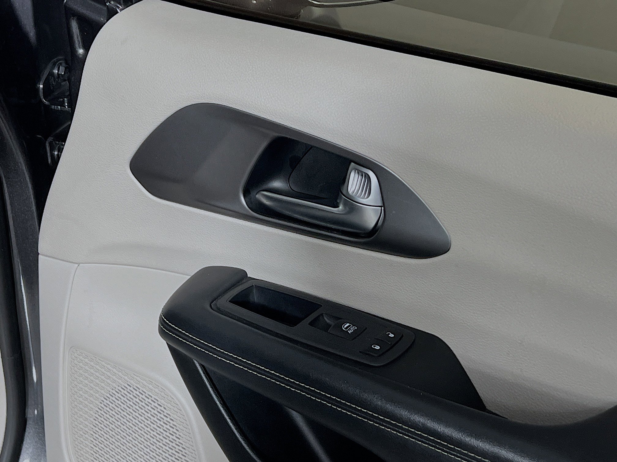 Used 2022 Chrysler Pacifica Touring-L image 32