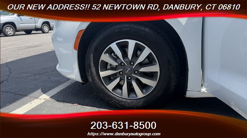Used 2022 Chrysler Pacifica Touring-L FWD image 9