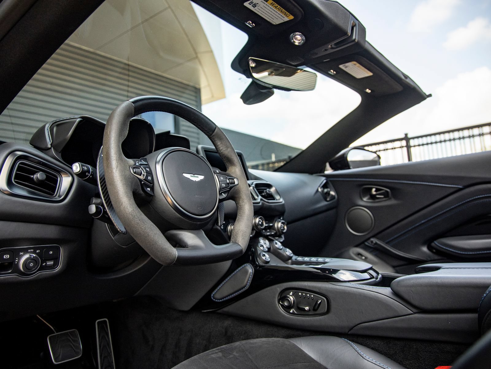 Used 2022 Aston Martin V8 Vantage Roadster RWD image 27